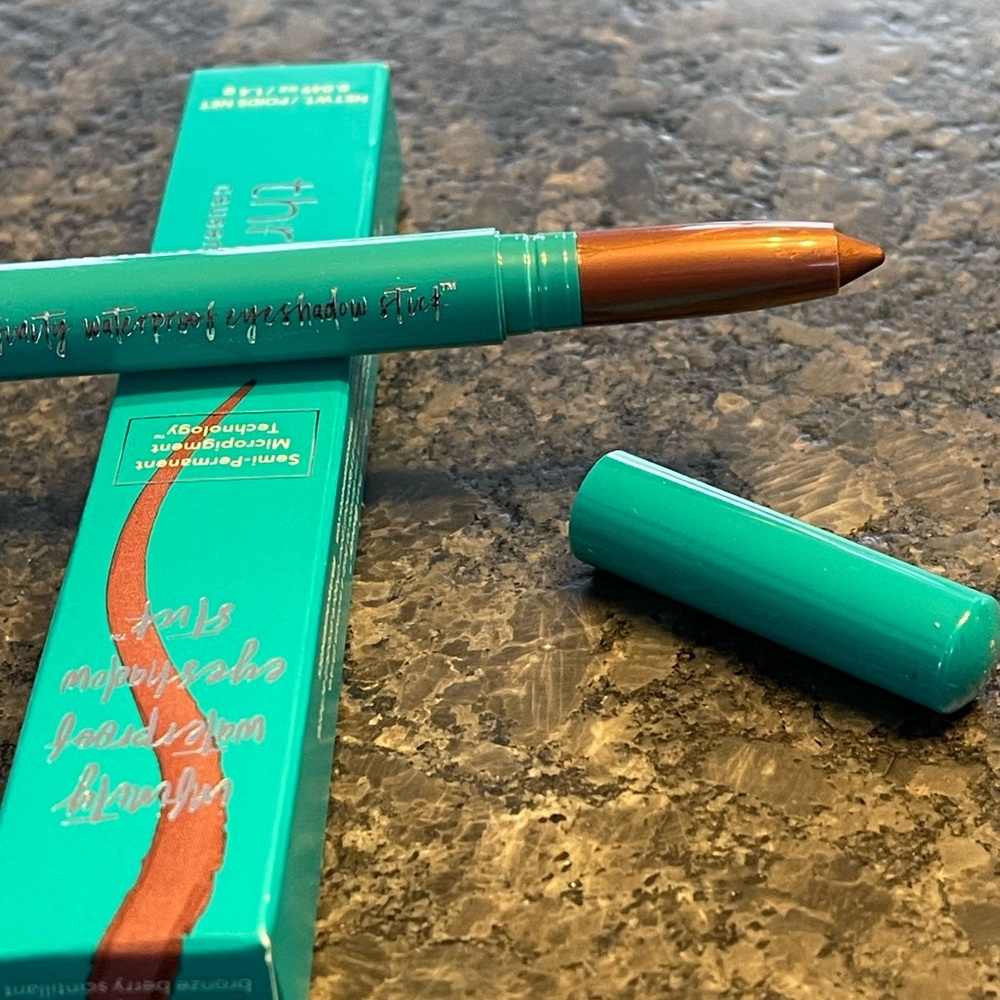 Thrive Causemetics Infinity Eyeshadow Stick in Elena (bronze berry shimmer) - Picture 2 of 6